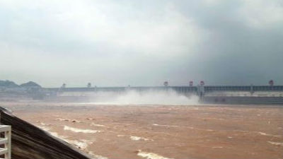 长江现今年第1号洪水 武汉发生70米溃口