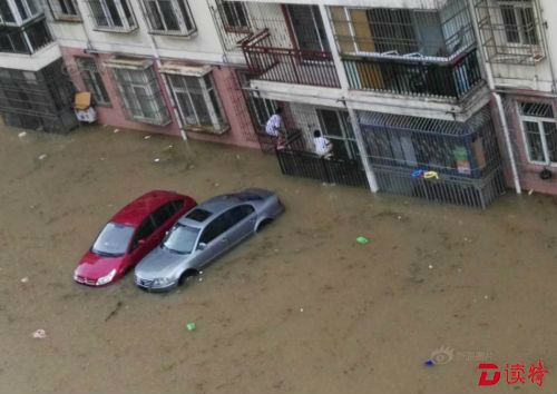 江夏区文化路附近的欣鑫家园小区遭严重淹水，平地最深处达到60公分左右，小区内部分车辆在1个月内被泡2次。