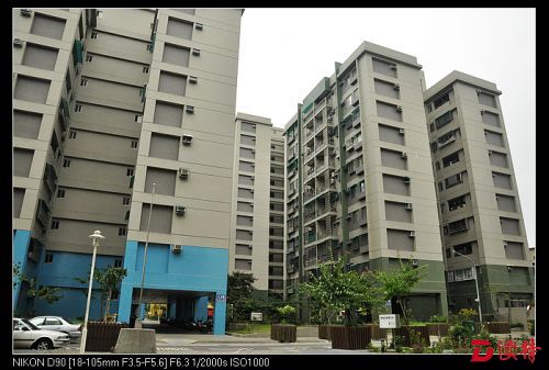 精忠二村改建的精忠新城高楼林立，设施齐备，完全是一个现代化都市小区的模样。
