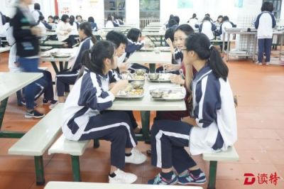 学生的“饭碗”可得小心——学校食堂绝不能外包！