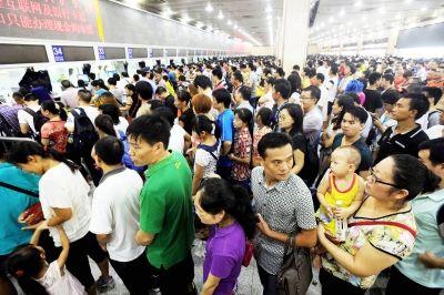 南方大面积暴雨 多趟涉深旅客列车停运