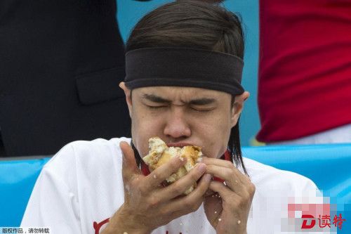 新加坡“大胃王”再创纪录 10分钟吃20个热狗面包