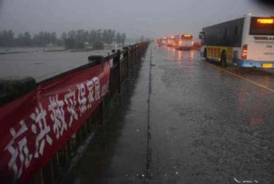 长江中下游及两湖地区40余万人巡堤查险