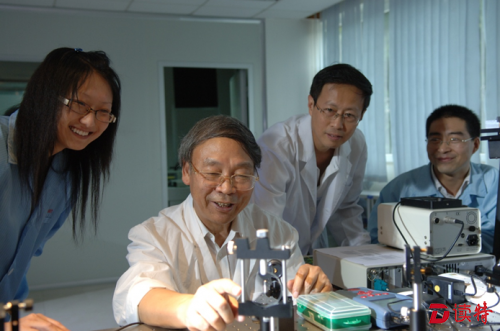 深大师生回忆牛院士：“他用灯火点亮学术之光”