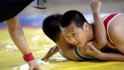深圳市第九届运动会摔跤比赛举行