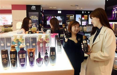 中国游客在首尔人均购物1.2万元 多为化妆品