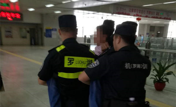 退火车票未成 深圳一男子跳楼轻生被救