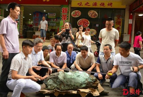 湖北十堰现“绿松石王”  重215公斤价格过千万