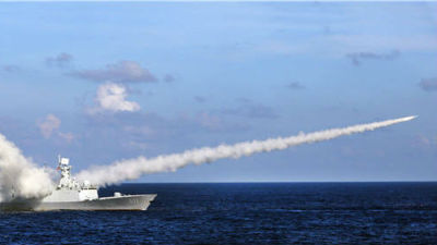 震撼！海军在南海举行实兵实弹对抗演习