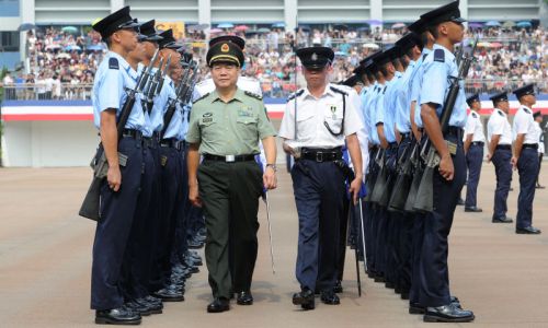 驻港部队司令检阅香港毕业学警