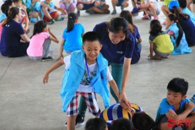 暑假这些孩子到深圳看爸爸妈妈，还参加了夏令营