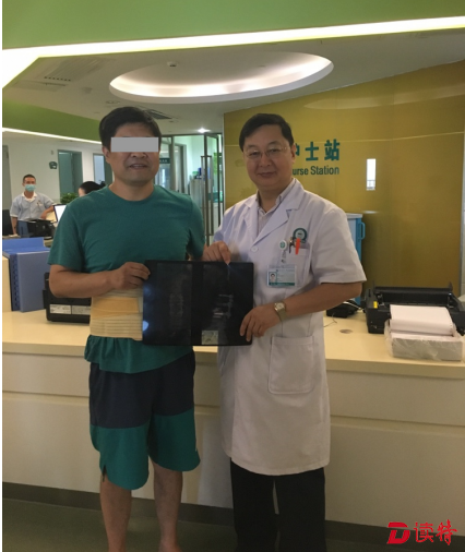 图为患者李先生向锦南方医科大学深圳医院骨科赠送锦旗