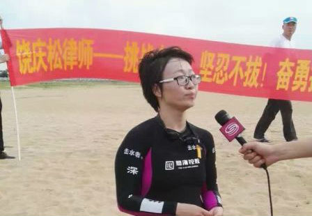挑战往返横渡琼州海峡的深圳女律师下水了！
