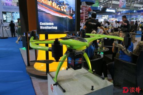 展会上，无人机成为绝对的“明星”，来自全国各地的厂商展示了各类型专业、消费类的无人机。