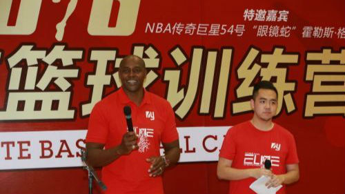 NBA传奇巨星“眼镜蛇”现身深圳篮球训练营 