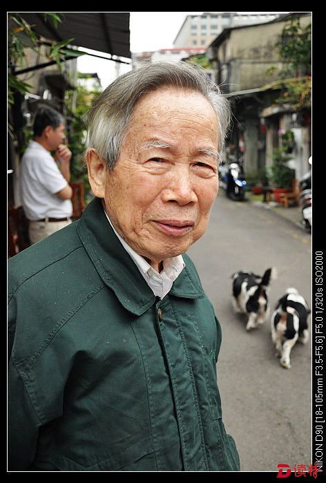 新竹东大新村89岁的付伯伯曾是军医。
