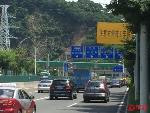 新彩通道公交专用道，非高峰期私家车也能走了