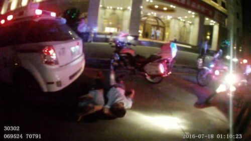 朋友醉驾要被带走  4人竟躺在地上拦警车