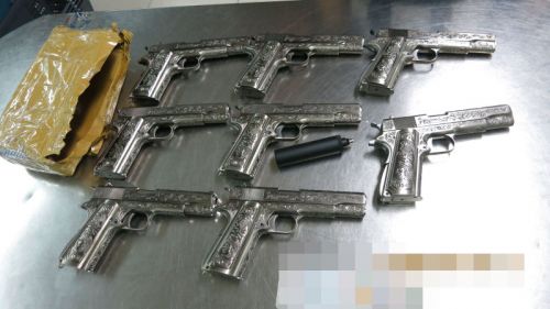 大胆 她背着8把枪过罗湖关！！！！！