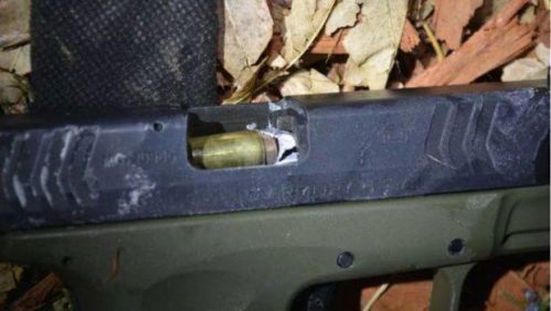 比中彩票难百倍：警察将子弹射入嫌犯枪管内