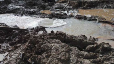 紧急抢修！东湖主供水管被挖爆 罗湖整个片区水压下降