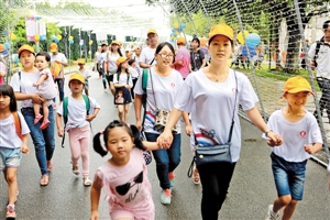 图为今年关爱月开幕，孩子和父母一起慢跑