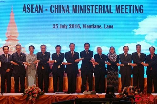 中国外交部长王毅（左6）和东盟各国部长在会场内手挽手合影。
