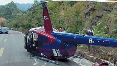 咣！“贴地”3米飞行的直升机砸在公路上！