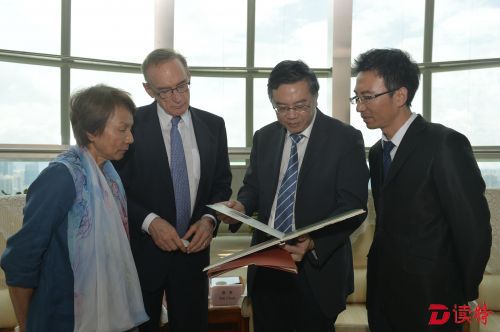 代表团参观报业集团并在新闻眼会客厅座谈交流。王雨渤 摄