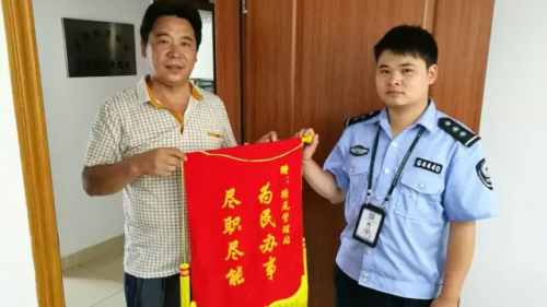 我在马路边捡到一个钱包，把它交给网格员……