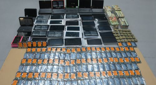 香港海关在深圳湾截获大量走私电子产品