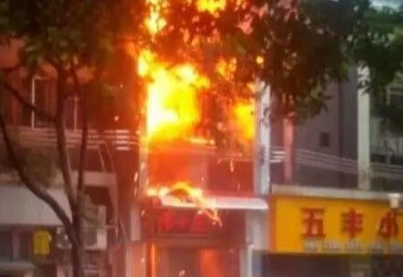 可怕！广州一食店沦为火海
