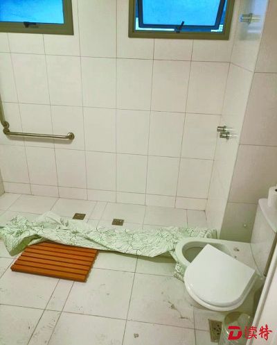 马桶散架，垃圾满地。