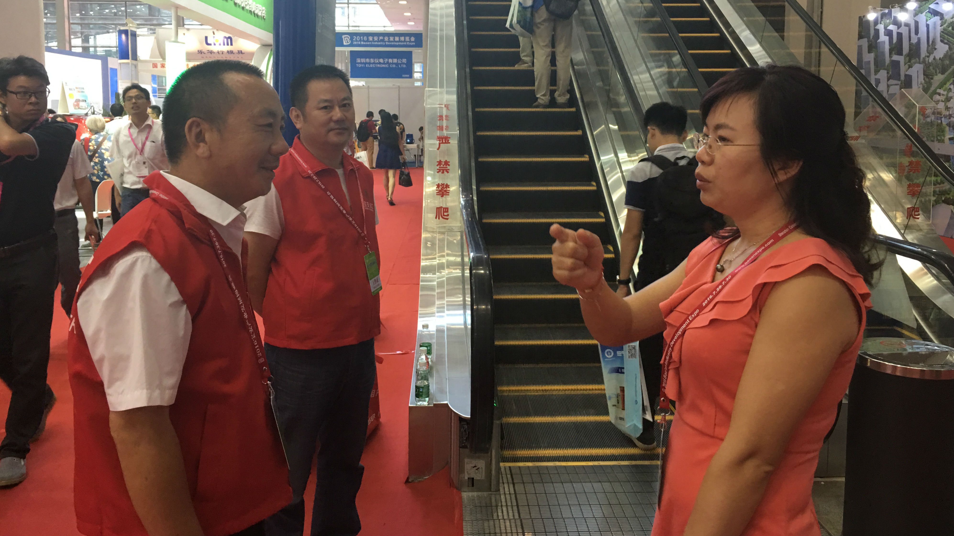 来宝博会遇困难？有这些红马甲在啥都不担心