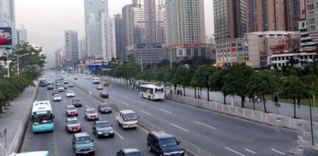 交通路况开启“暑假模式”  你跟上了节拍吗？