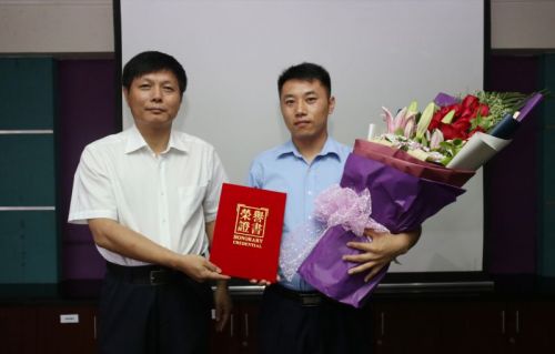 最勇敢大巴司机获奖励！他的一句话救了遭劫持的8岁男孩
