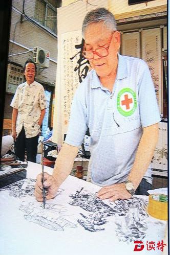 2012年第八届深圳文博会大芬油画村分会场上，谢耀承为给癌症病患者募捐，现场作画。