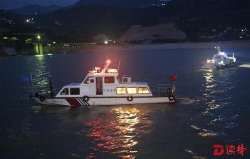 重庆巫山快艇翻沉 10人获救4人失踪