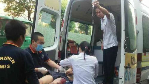 两车追尾司机被卡 消防员撬门救人