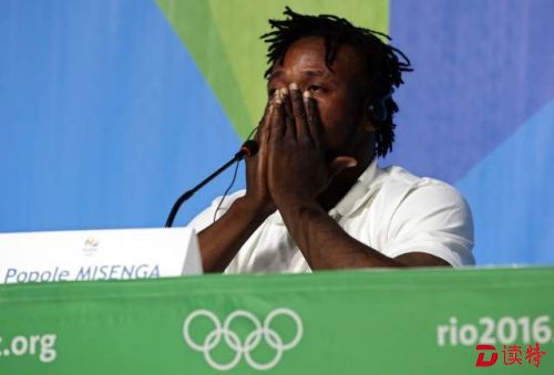 　来自刚果民主共和国的难民代表团柔道运动员米森加在新闻发布会上回答记者提问时留下眼泪.