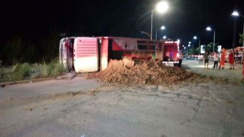 泥头车侧翻压扁电动车 一男一女当场身亡