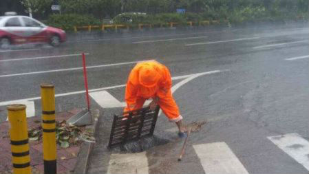 雨一直下，有他们不停清理树叶疏通排水……