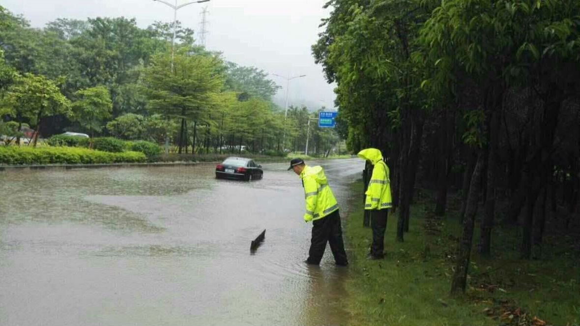 奥迪被困，交警铁骑默默守护不肯离车的他们......