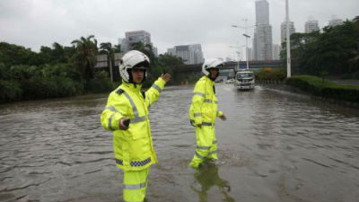 滨海大道竹子林段淹成海！交警、水务、城管都上阵了！
