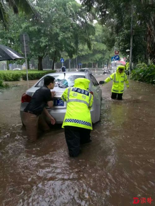 罗湖交警帮助市民通过积水路段