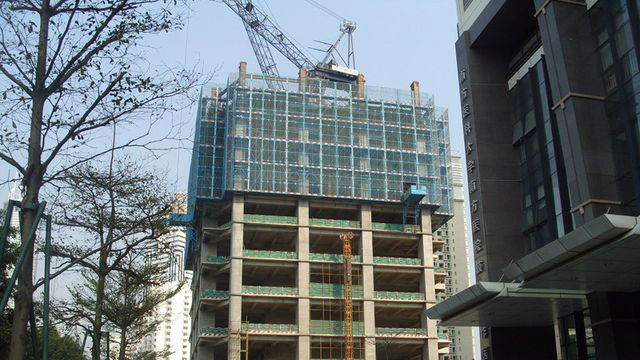 福田一在建大楼2块玻璃脱落 幸无人员伤亡