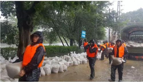 宝安5万人风雨中应战台风“妮妲”