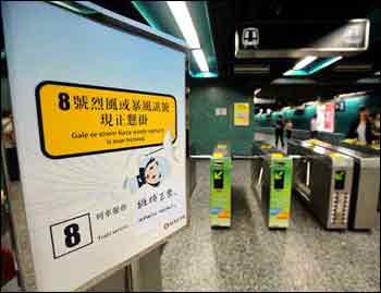 澳门不挂8号风球市民追责 气象局局长称风力小没必要