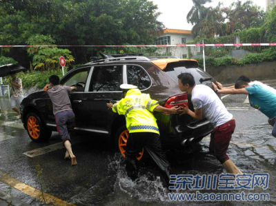 台风中孕妇被困水浸屋 民警“快艇”送医