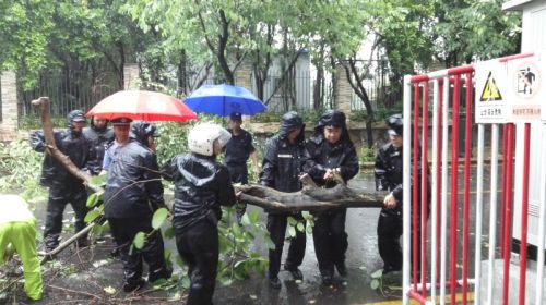 “妮妲”来了 福田警方冒雨逆行迎风而上